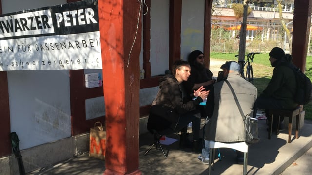 Obdachlose werden im Park beraten.