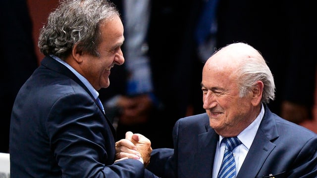 Michel Platini (links) und Sepp Blatter (rechts) beim Händeschütteln.