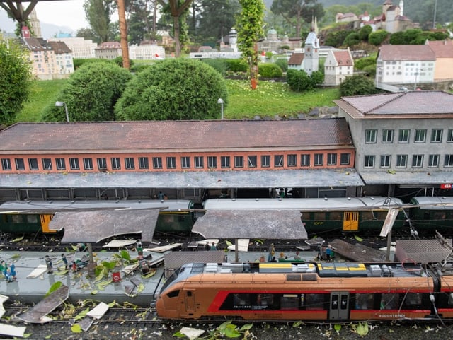 Der zerstörte Bahnhof.