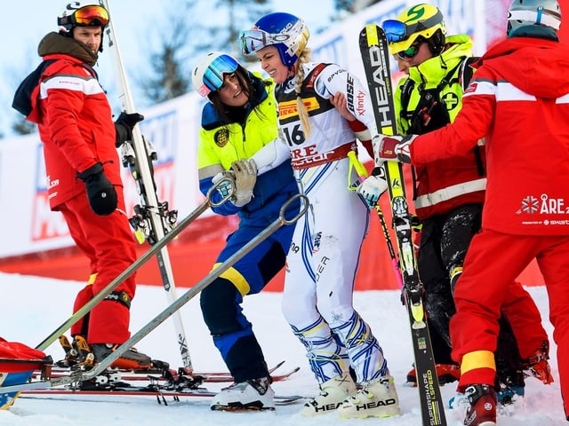 Vonn mit schmerzverzerrtem Gesicht, von Helfern gestützt