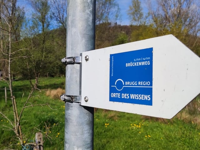 Hinweisschild Brückenweg und Orte des Wissens.