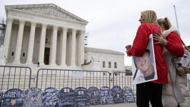 Zwei Frauen vor Supreme Court.