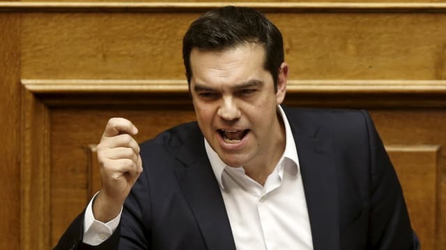 Alexis Tsipras gestikuliert am Rednerpult.