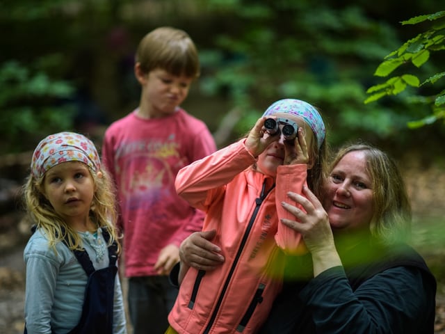 Kinder spielen im Wald.