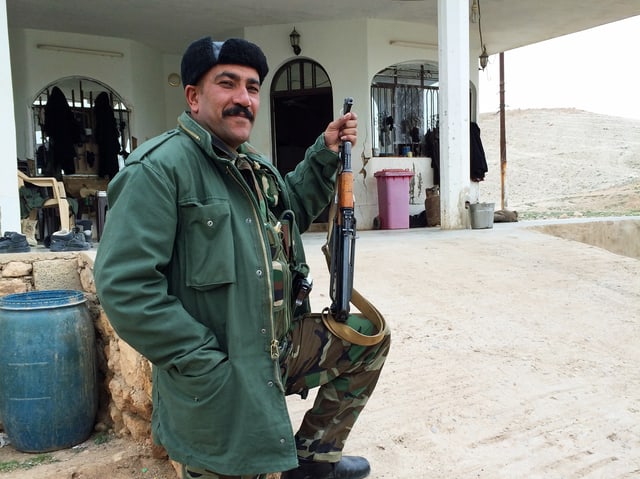 Ein jesidischer Kämpfer mit Gewehr in der Hand