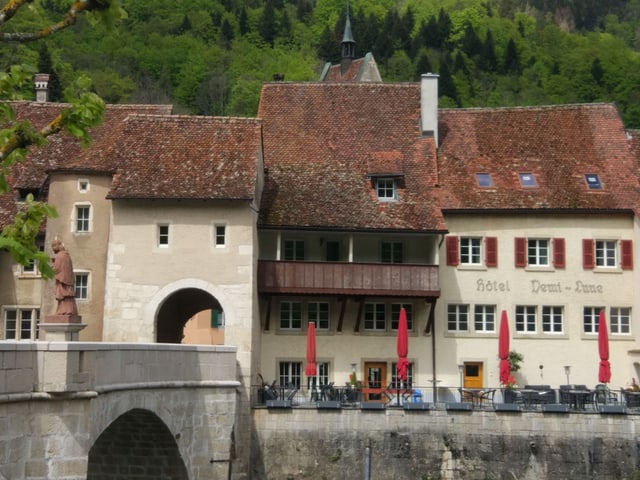 Die historische Doubs-Brücke führt zum Stadttor.