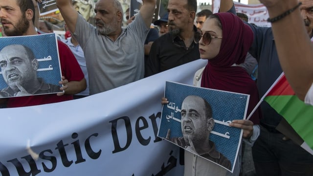 Protestierende in Ramallah mit Fotos des ermordeten Nizar Banat. 