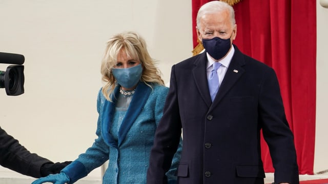 Joe Biden and his wife Jill enter the terrace of the Capitol.