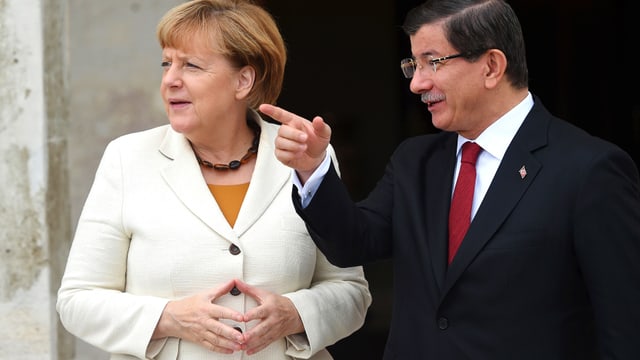 Der türkische Ministerpräsidenten Ahmet Davutoglu mit der deutschen Bundeskanzlerin Angela Merkel bei ihrem Besuch in Istanbul.