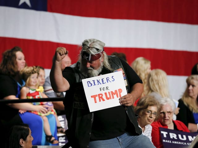 Ein Biker mit einem Schild in der Hand: «Bikers for Trump».