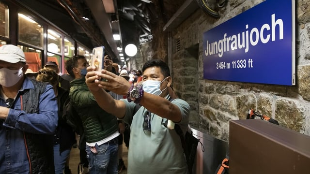 Mann macht Selfie mit Maske auf Jungfraujoch