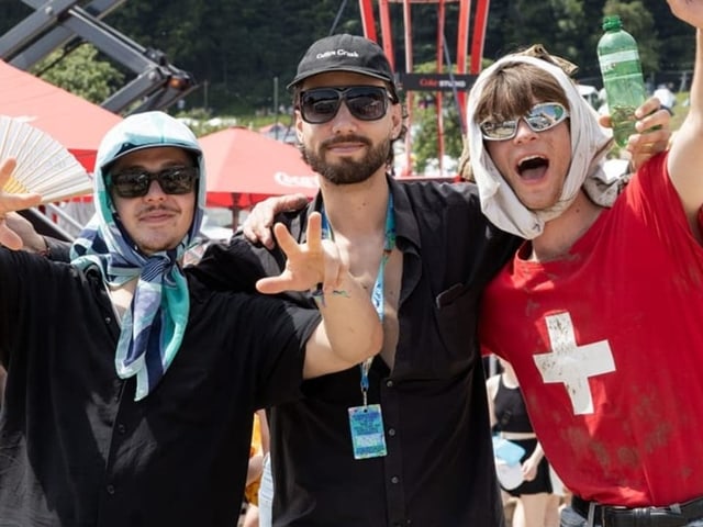 Drei Besucher posieren vor der Kamera