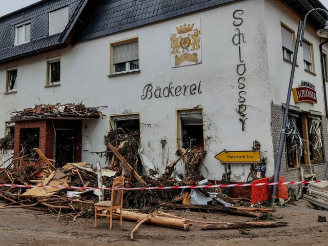 Haus und angeschwemmter Unrat.