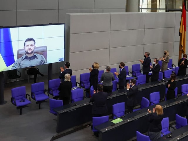 Der ukrainische Präsident Wolodimir Selenski spricht in einer Videobotschaft vor dem deutschen Bundestag.