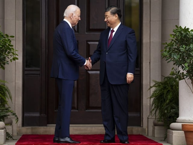 Biden und Xi schütteln sich die Hände. 