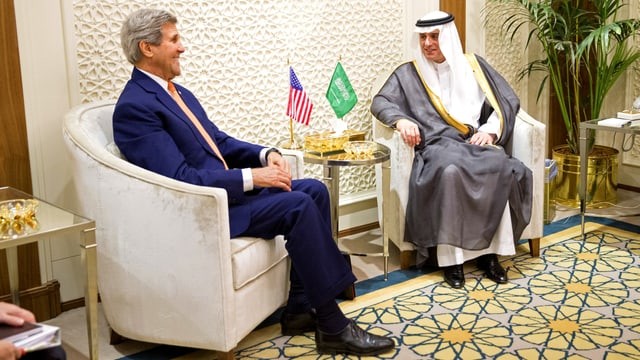 Der saudische Aussenminister Adil al-Dschubir und US-Aussenminister John Kerry sitzen sich in zwei Fauteuils gegenüber.