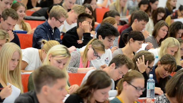 Viele Studierende sitzen in einem Hörsaal.