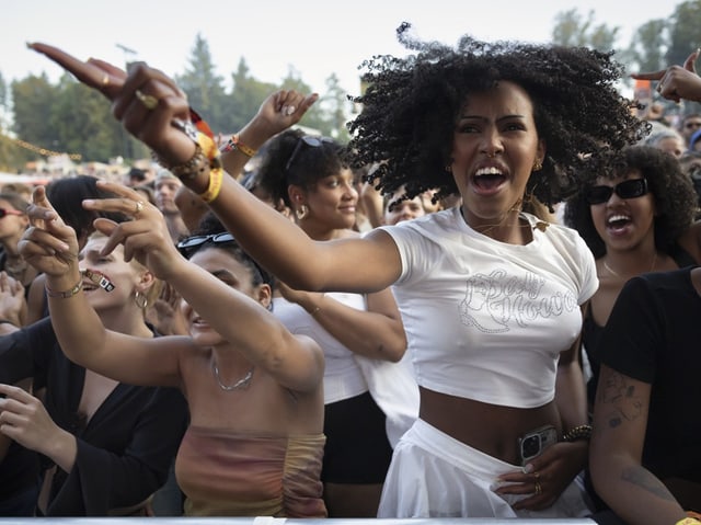 Feiernde Menschen am Donnerstag 18. Juli am Gurtenfestival in Bern.