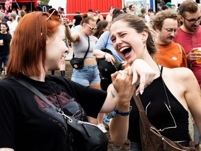 Zwei Frauen lachen im Publikum