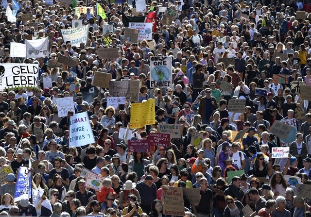 Klimademo In Bern - Organisatoren Sprechen Von 100'000 Teilnehmern ...