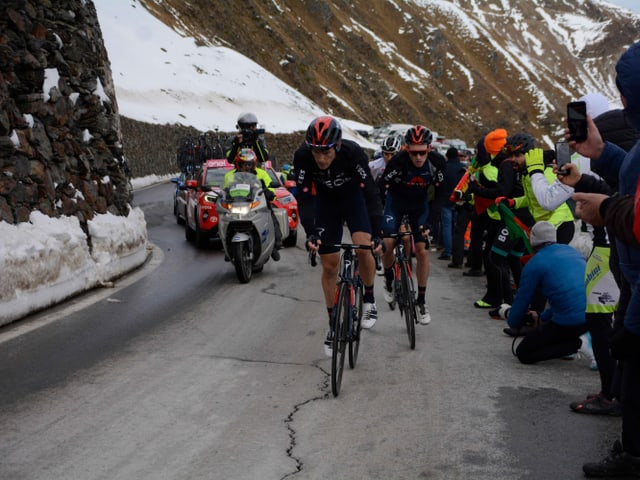 Rohan Dennis and Tao Geoghegan Hart at the Stilfserjoch.