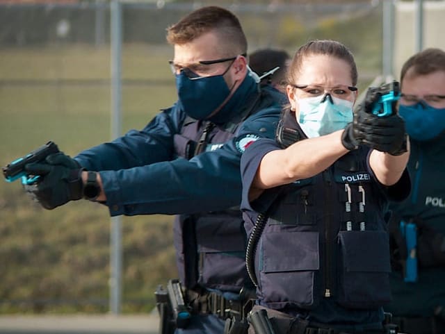 Polizisten üben den Ernstfall mit Pistolen.