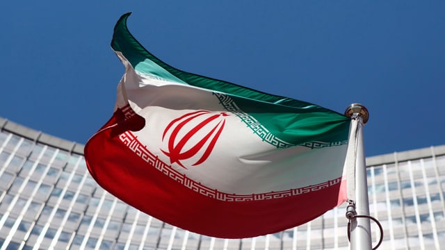 Iranische Flagge vor einem Hochhaus