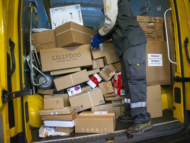 Blick in das Auto eine Paketpostzulieferers der Schweizer Post