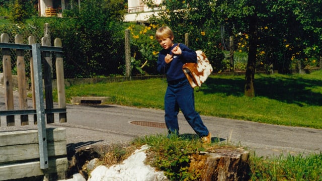 Stefan Siegenthaler als Kind mit Schulranzen.