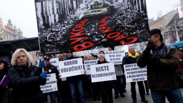 Demonstranten fordern auf einer Kundbegung in Zagreb (2013) ein Verbot des Kyrillischen auf Ortstafeln. 