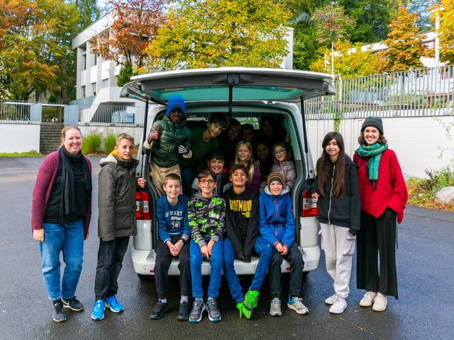 Klassenfoto mit dem SRF Kids Bus