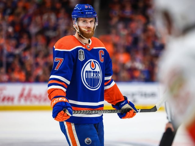 Eishockeyspieler im blauen Edmonton Oilers Trikot auf dem Eis.