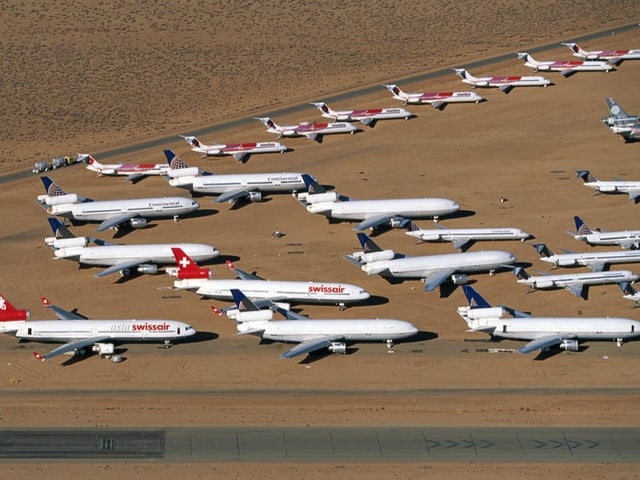 Mehrere Flugzeuge in Wüste warten auf einen Käufer.