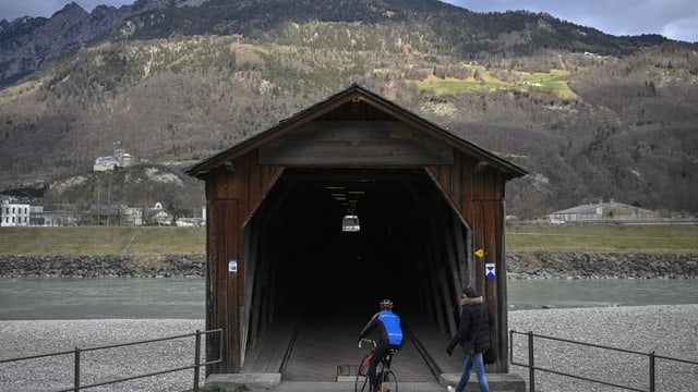 Eine Holzbrücke über den Rhein