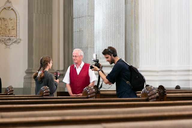 Markus von Arx steht in der Kathedrale und beantwortet Fragen.