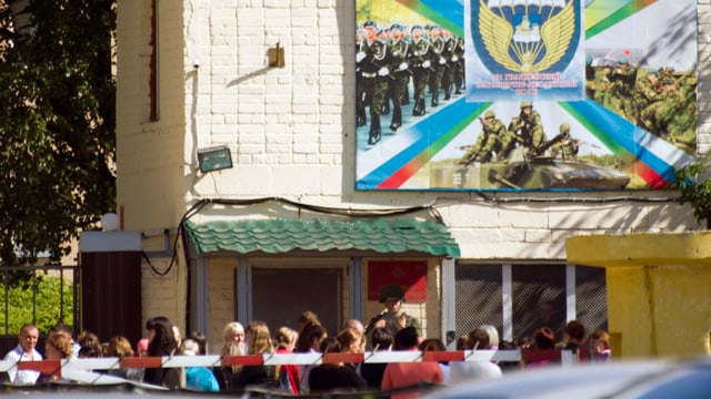 Menschen protestieren vor einem russischen Militärgebäude