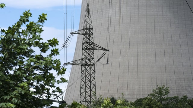 Strommast steht vor grauem Betonrondell (AKW).