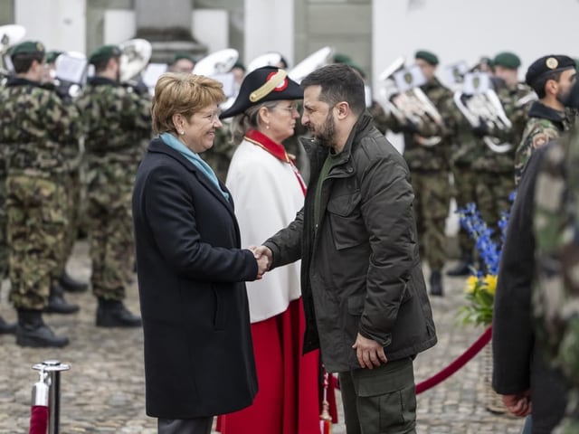 Händedruck zwischen Amherd und Selenski. Im Hintergrund die Militärmusik.