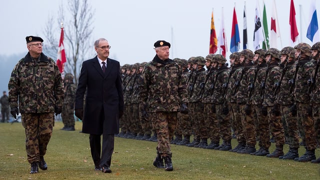 Rebord (links), Parmelin (Mitte) und Blattmann (rechts) inspizieren Soldaten. 