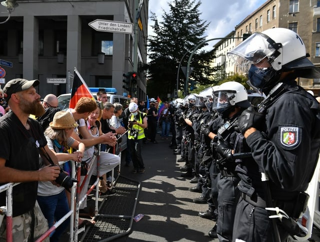 Polizei und Menschen.