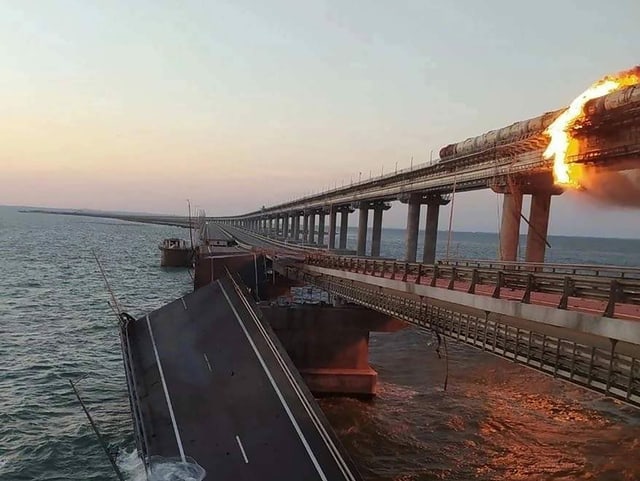 Teile der Brücke fallen ins Wasser. Es brennt auf der Zugs-Brücke.