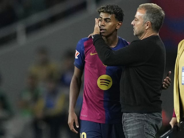 Barcelona-Trainer Hansi Flick nimmt sich Lamine Yamal zur Brust.