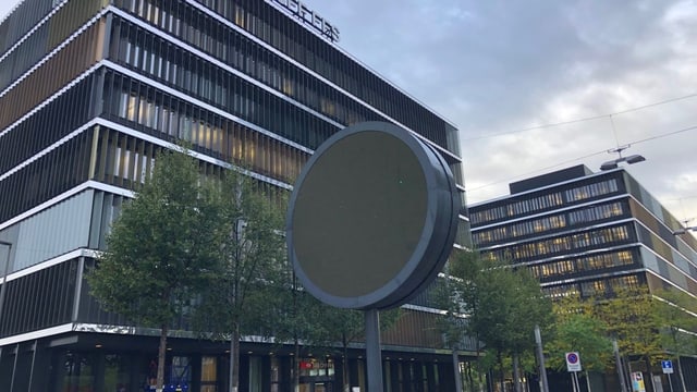 abgeschaltete LED-Bahnhofsuhr vor dem SBB-Hauptsitz in Bern-Wankdorf