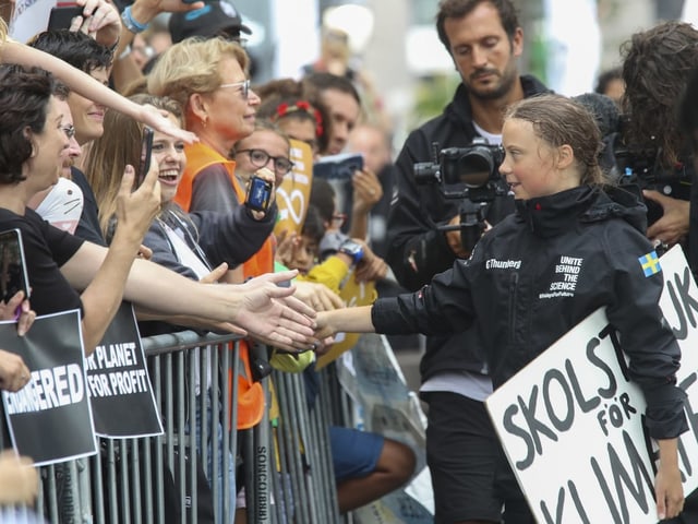 Bei ihrer Ankunft wurde Thunberg von Fans, Medienschaffenden und Aktivisten empfangen. 