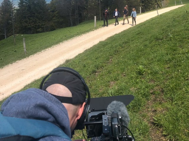 Kameramann filmt Truppe beim Gehen.