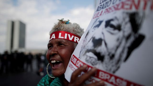 Ein Mann mit Lula-Poster.