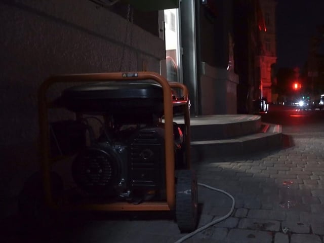 Ein Dieselgenerator vor einem Gebäude in Kiew.