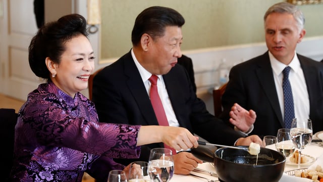 Xi Jinping und Burkhalter essen gemeinsam Fondue. 