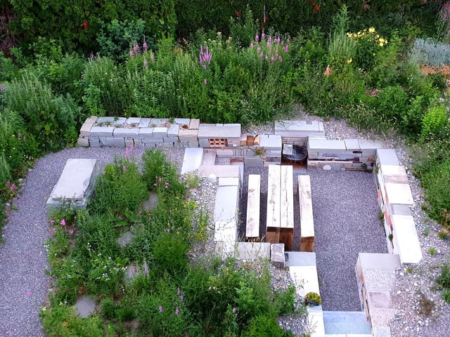 Garten mit Trockensteinmauer.