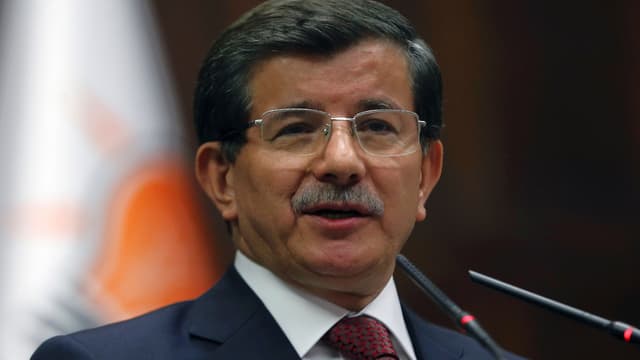 Der türkische Premierminister Ahmet Davutoglu vor Mikrofon